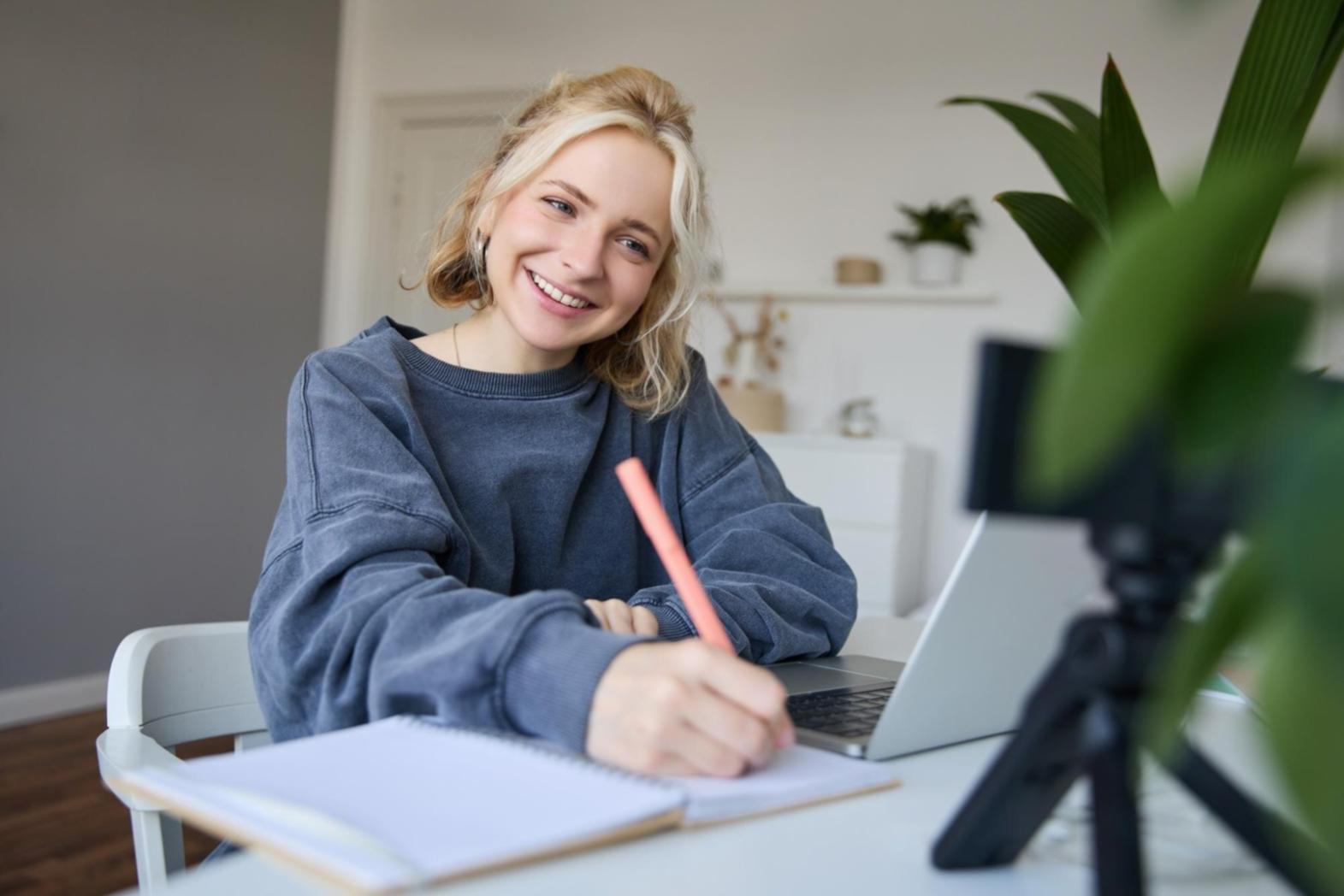 Bureau moderne avec vue sur la ville où notre équipe conseil les clients en instruments d'investissement